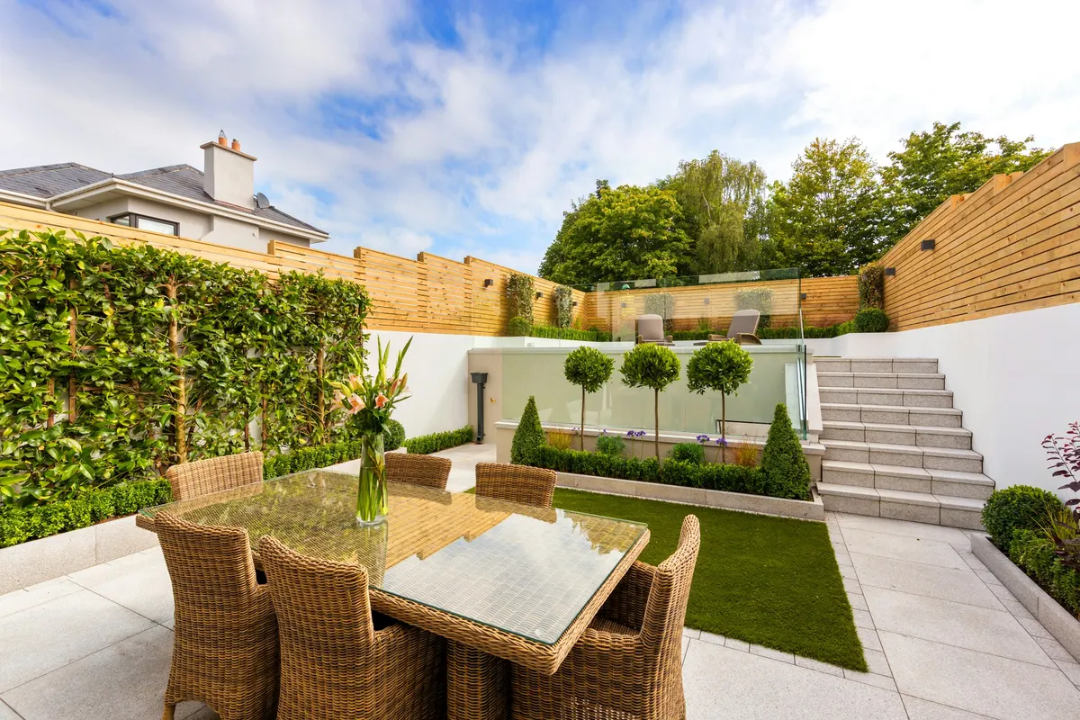 Symbolbild: Terrasse mit Stufen, Pflanzbeeten und Sitzplatz