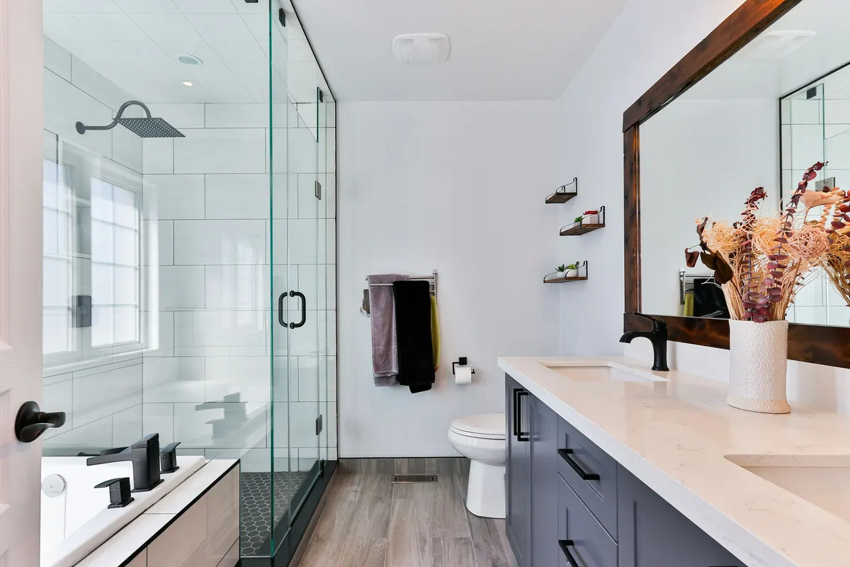 Symbolbild: Modernes Bad mit Glasdusche und heller Wandfliese