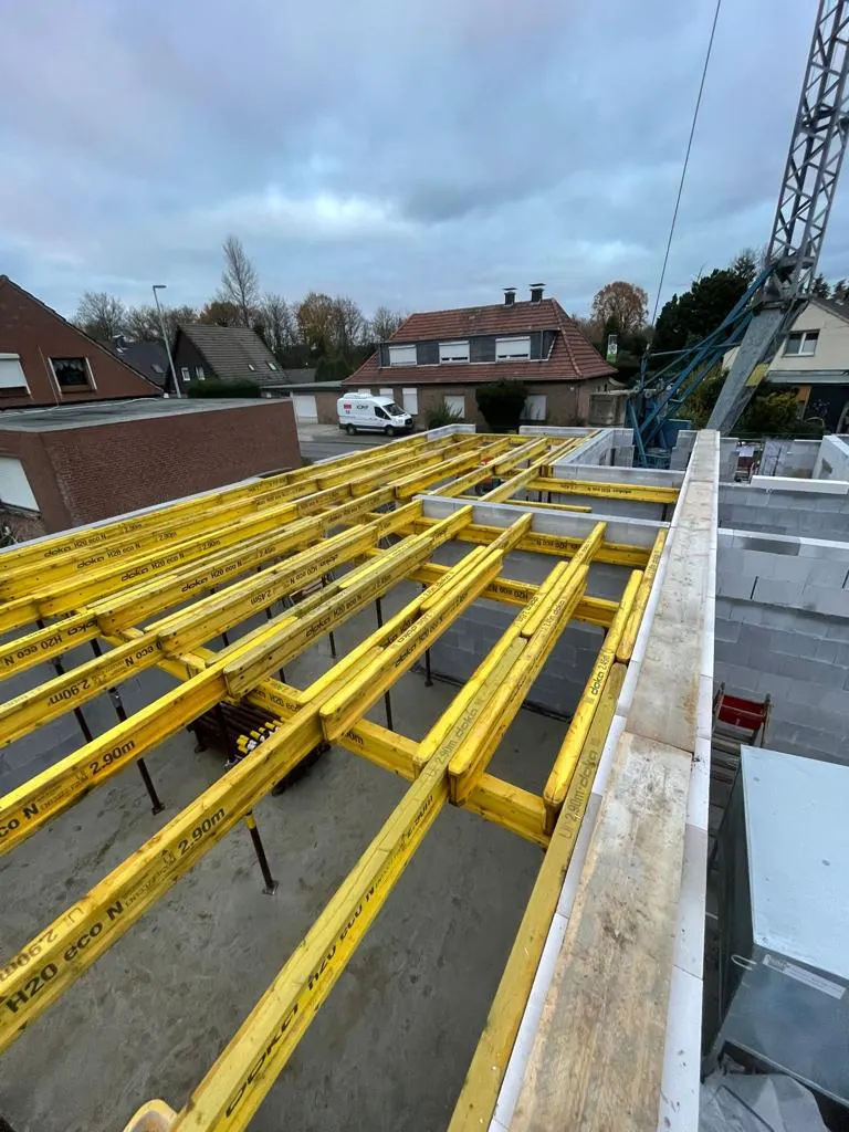 Gelbe Deckenschalung im Rohbau