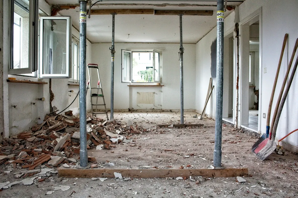 Symbolbild: Raum im Rückbau mit Baustützen