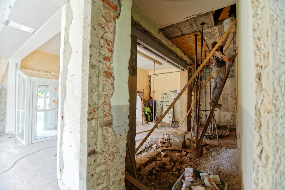 Symbolbild: Altbau während der Sanierung, Blick durch eine geöffnete Wand